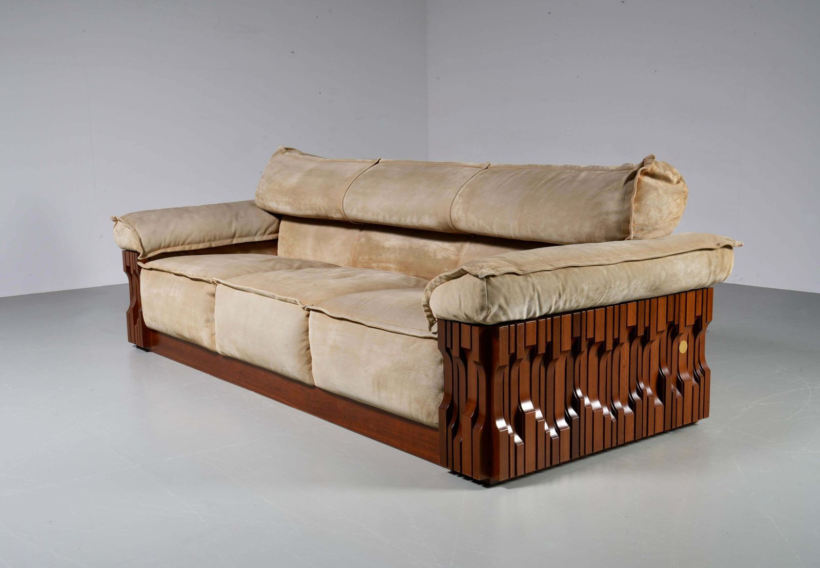 Luciano Frigerio 'Norman' 3 Seat Sofa In Walnut And Suede, Italy, 1968 photo Furniture
