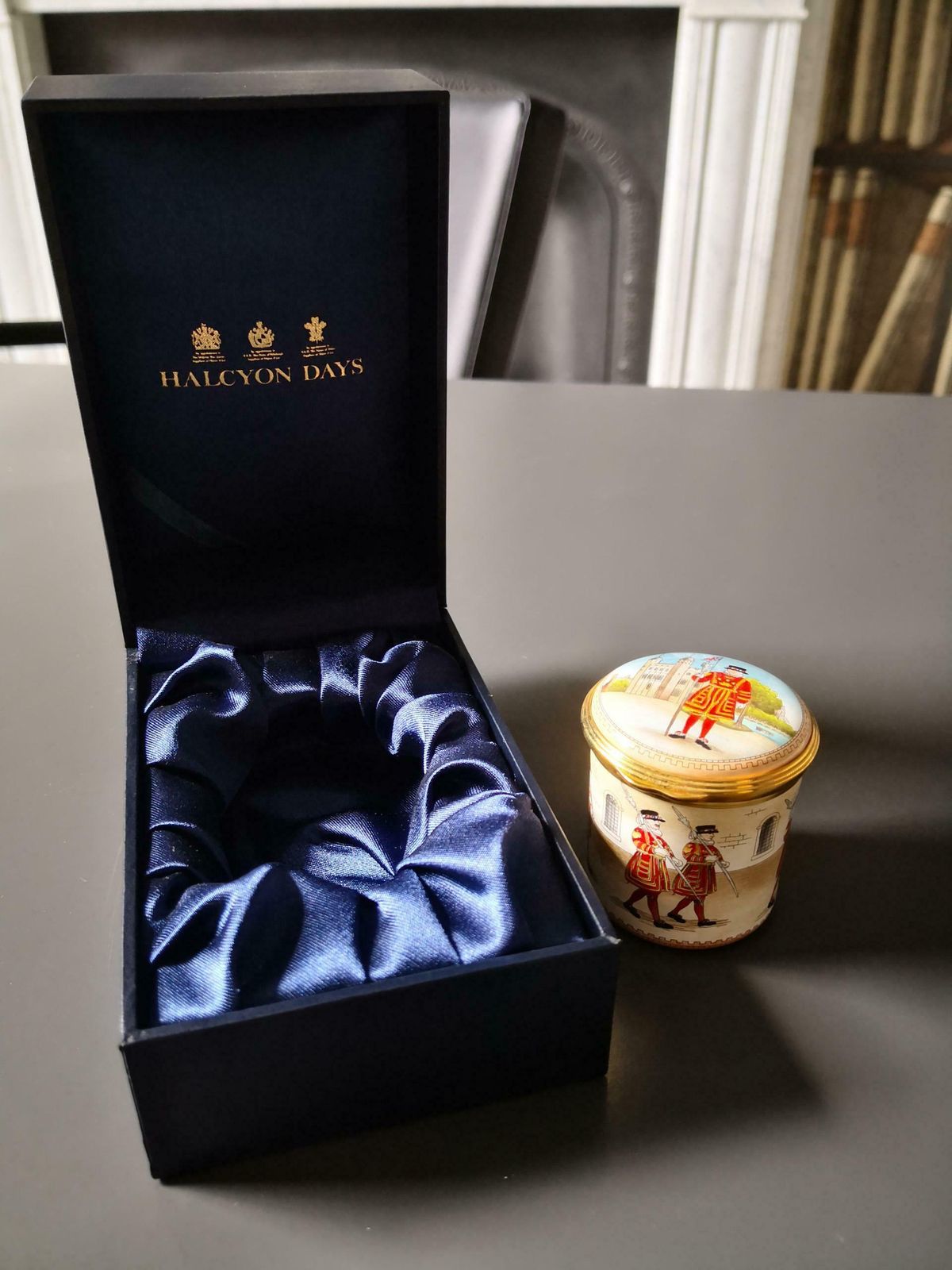 Halcyon Days Beefeater Enamel Trinket Box In Giftbox photo vinterior