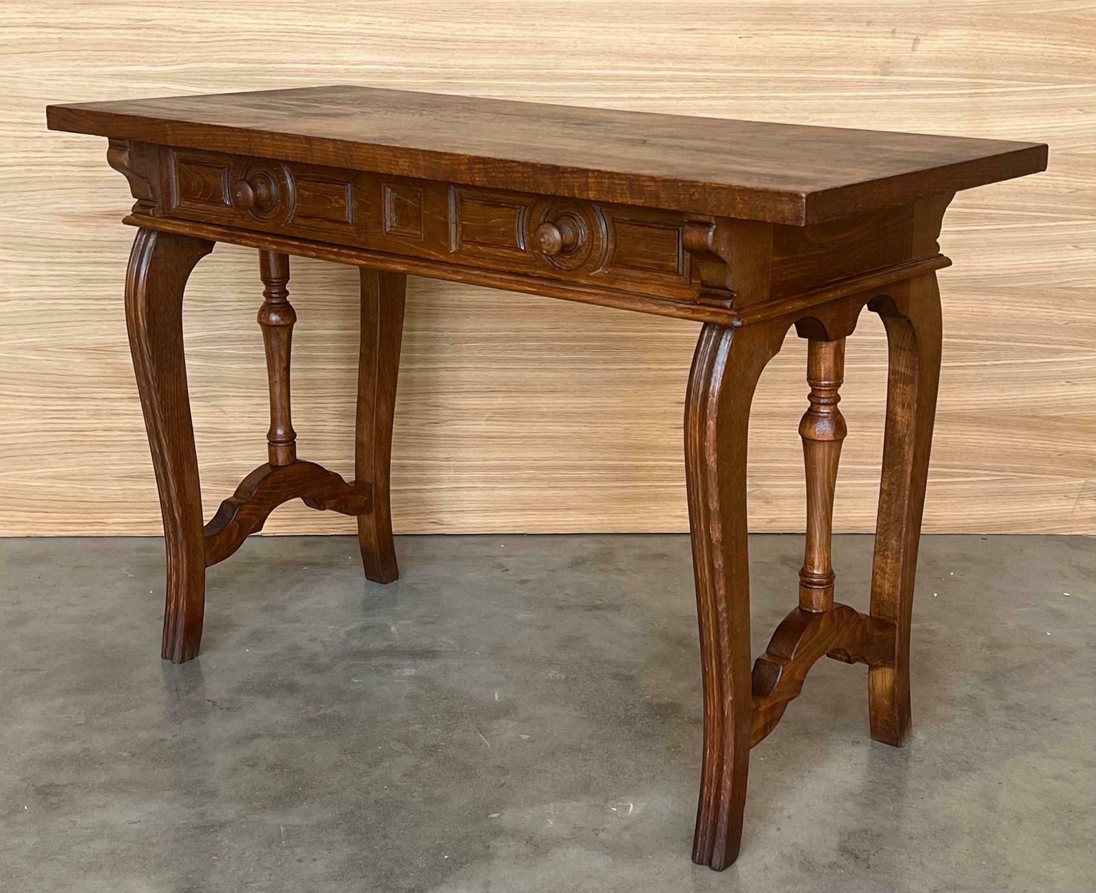 photo furniture Console, bureau ou table de toilette catalane en noyer, début du XIXe siècle