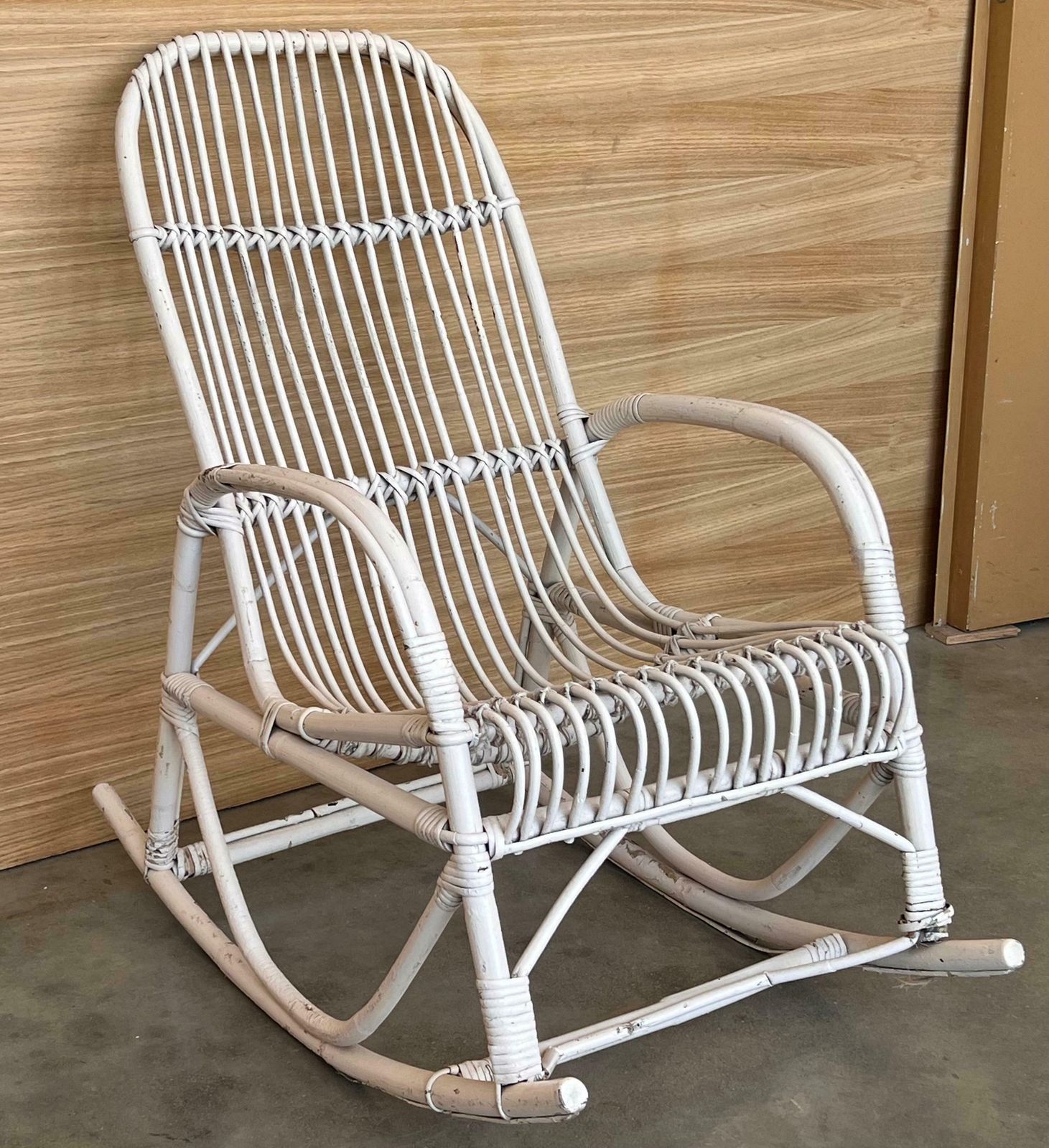 Rocking chairs vintage en bambou blanc dans le style de Franco Albini, Italie photo for sale