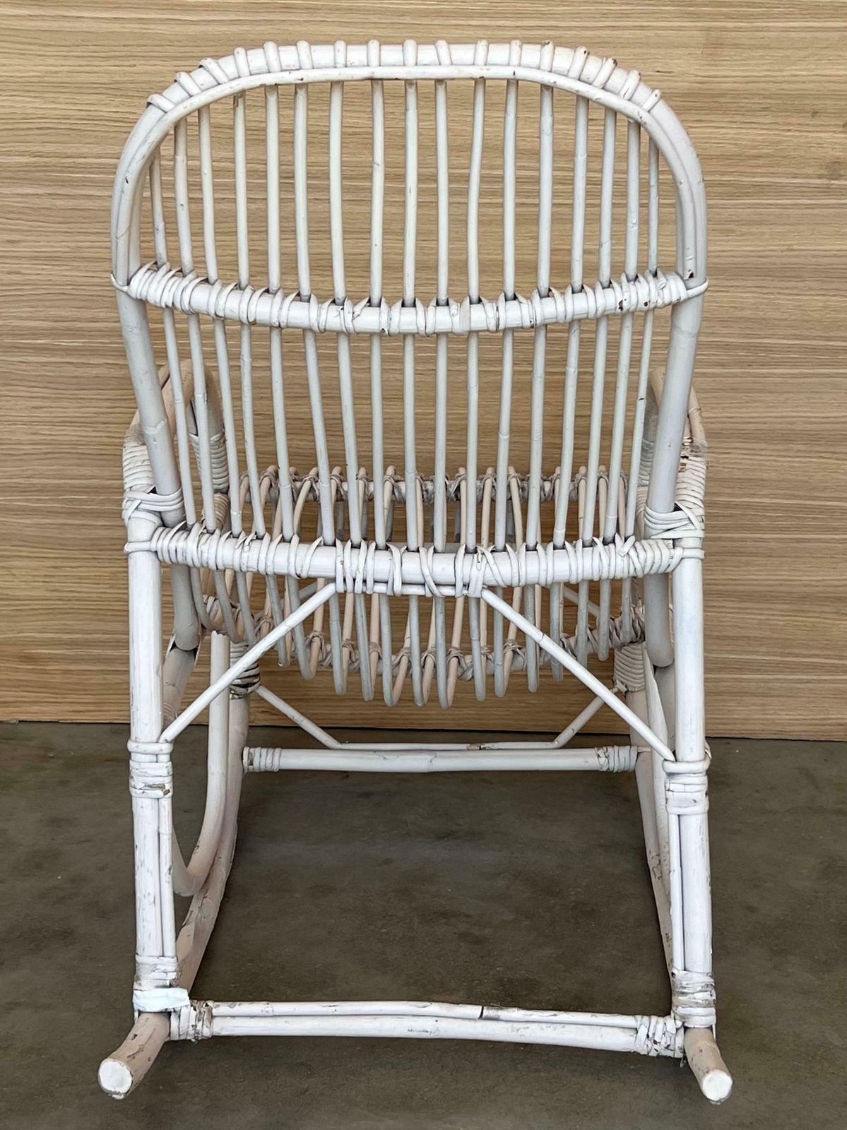 Rocking chairs vintage en bambou blanc dans le style de Franco Albini, Italie photo vintage