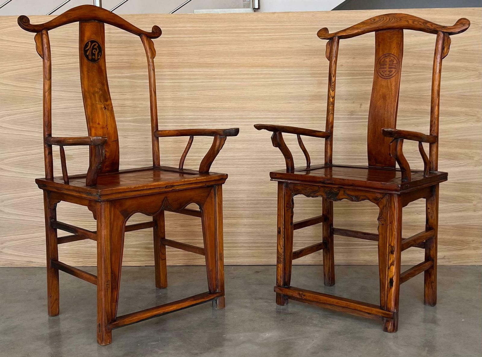 Paire de fauteuils trône à dossier haut en bois sculpté de style Ming chinois photo 3030.0