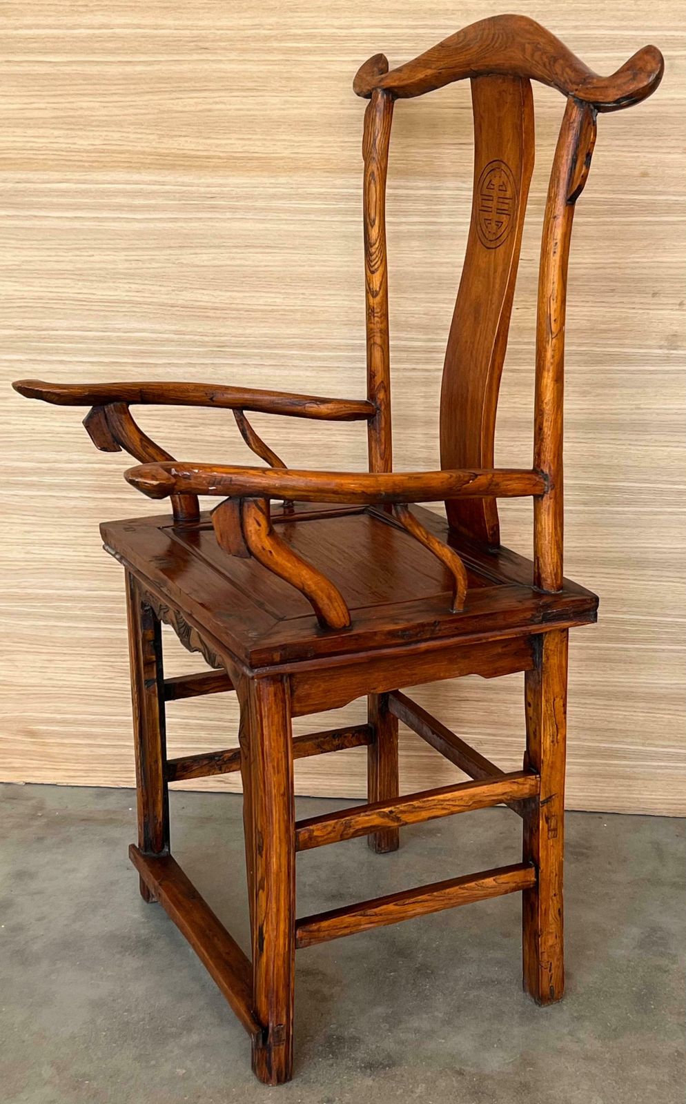 photo for sale Paire de fauteuils trône à dossier haut en bois sculpté de style Ming chinois