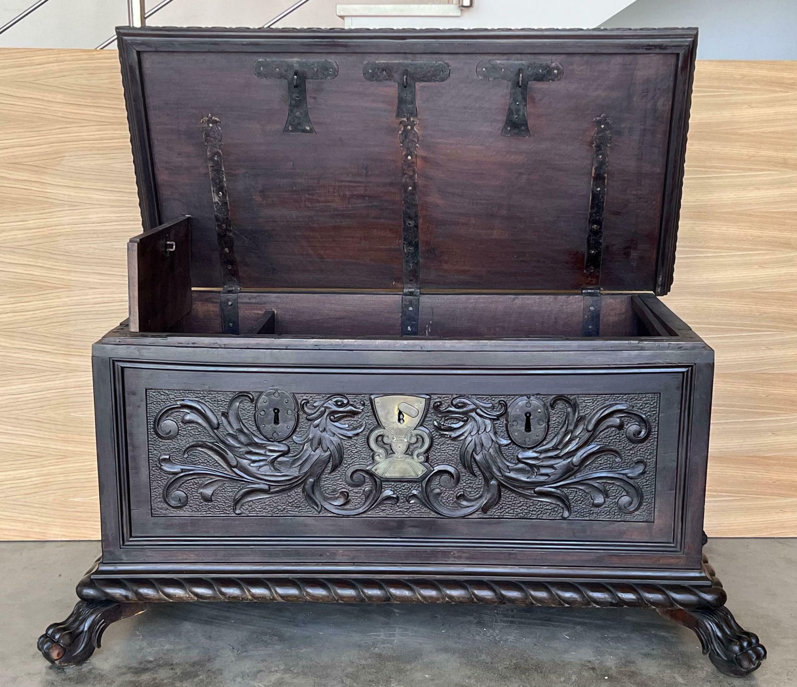 photo furniture Cassone espagnol sculpté du XIXe siècle, quincaillerie et trois serrures