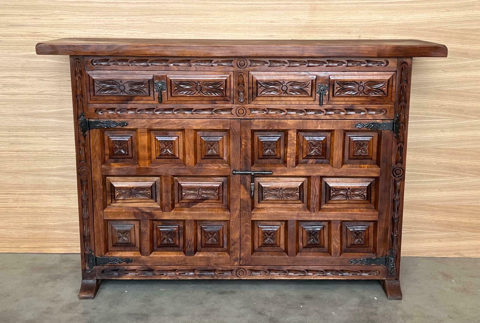 Buffet baroque espagnol à deux tiroirs en noyer sculpté, XIXe siècle photo furniture