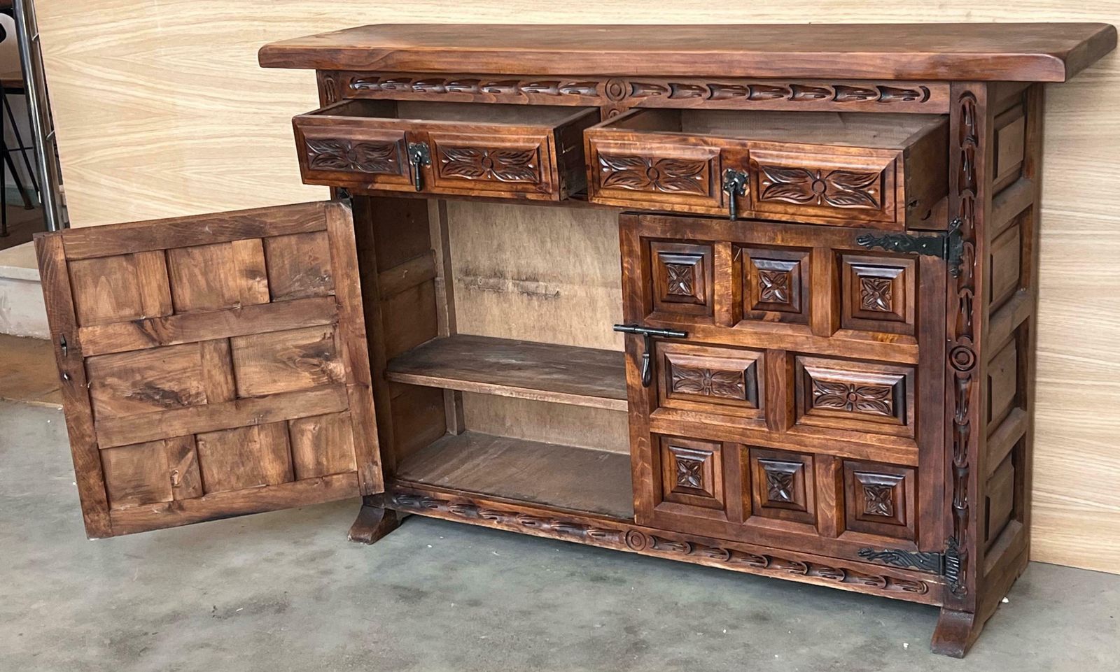 Buffet baroque espagnol à deux tiroirs en noyer sculpté, XIXe siècle photo buy