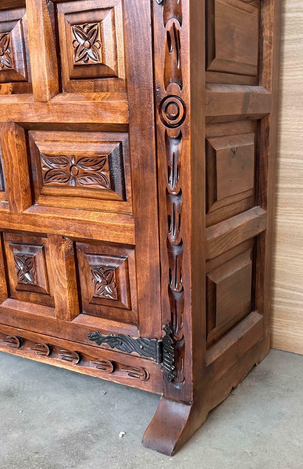 photo for sale Buffet baroque espagnol à deux tiroirs en noyer sculpté, XIXe siècle