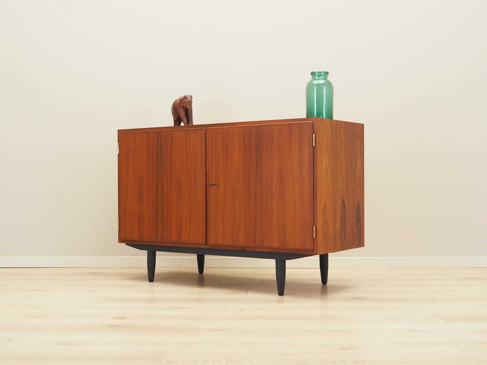 Vintage Kast, Deens Design, Jaren 1970, Ontwerper: Carlo Jensen, Productie: Hundevad photo Meubels