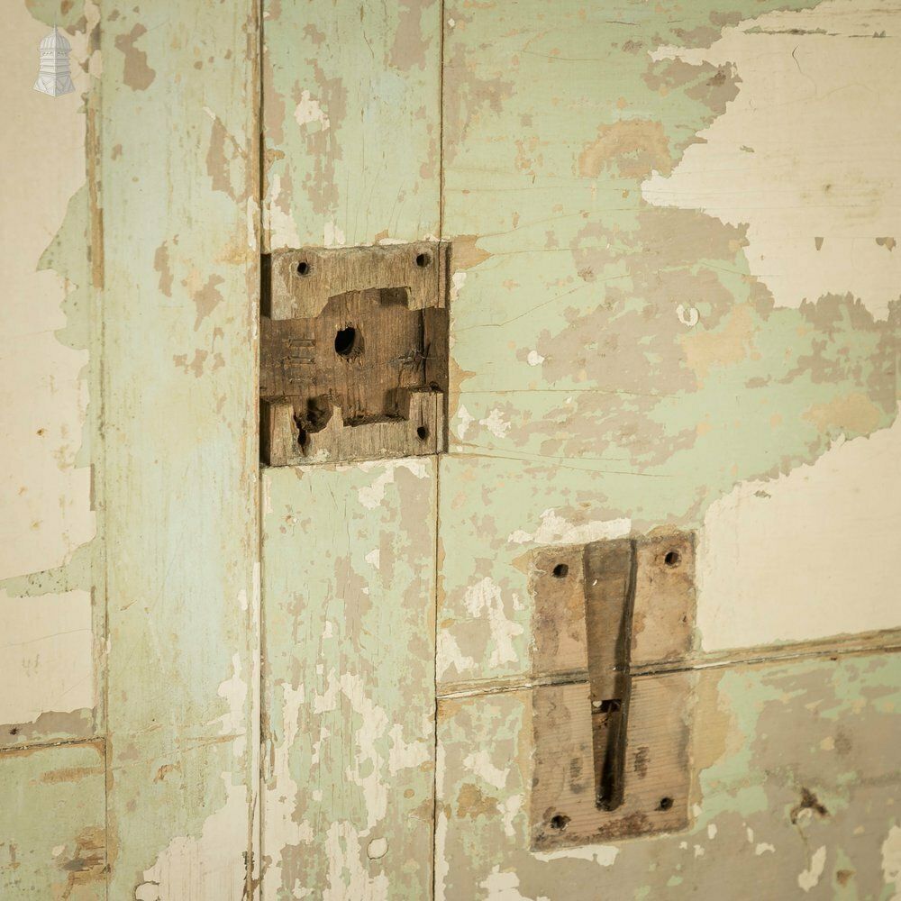 photo vinterior Panelled Window Shutters, Pair Of Moulded 3 Panel Shutters
