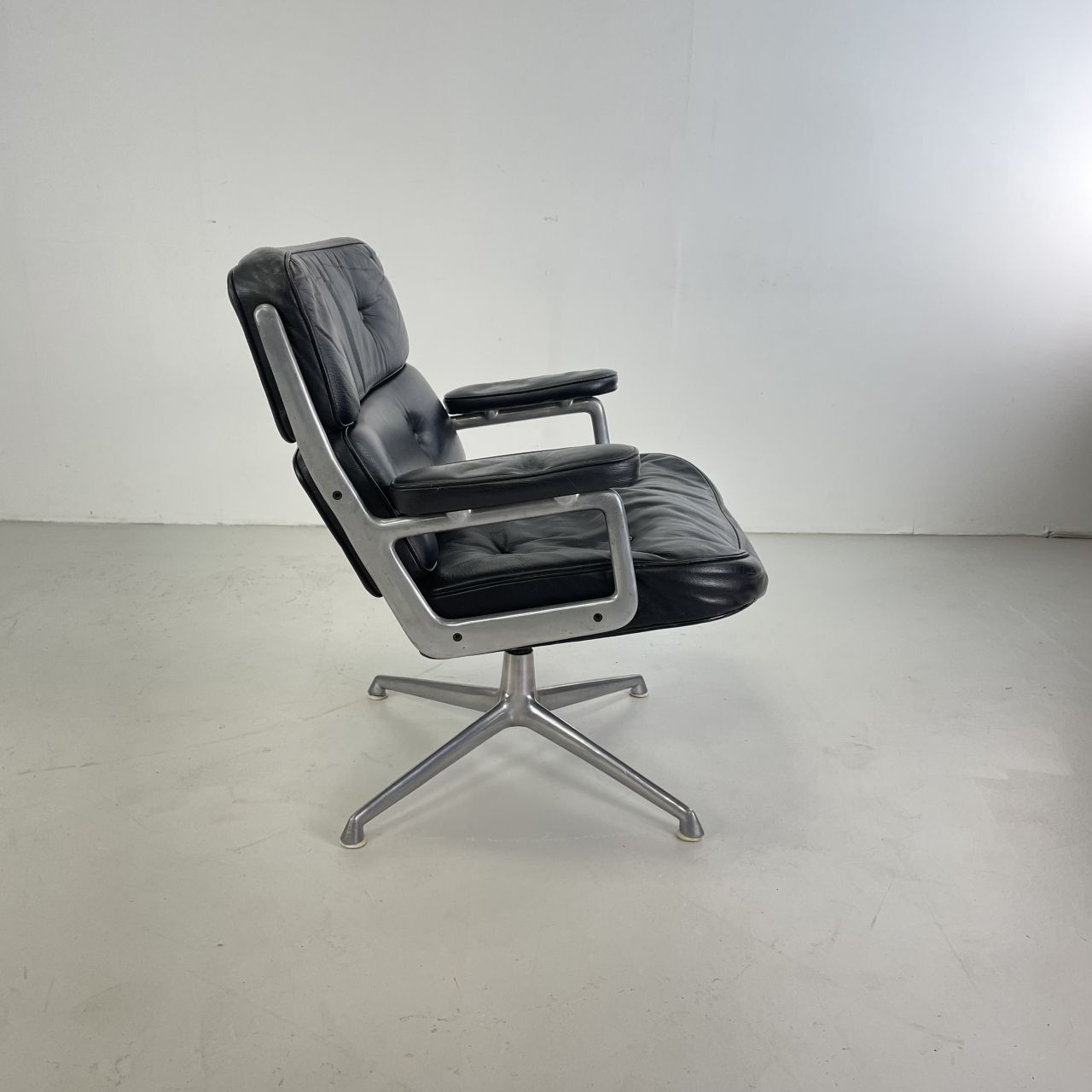 photo furniture Charles Eames Herman Miller Time Life Lobby Chair In Black Leather