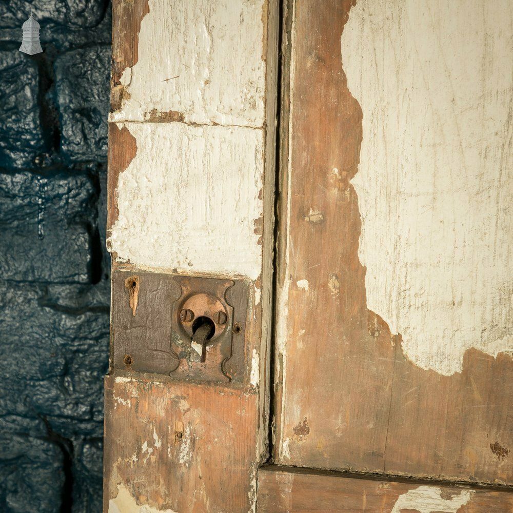 photo vintage Oak Paneled Door, 5 Moulded Panel