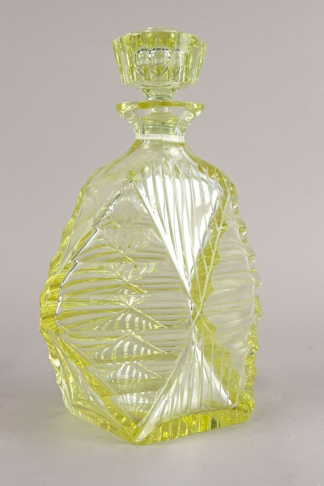 photo vintage 20th Century Art Deco Decanter Set/ Liquor Set With 6 Shot Glasses, Cz Ca. 1920