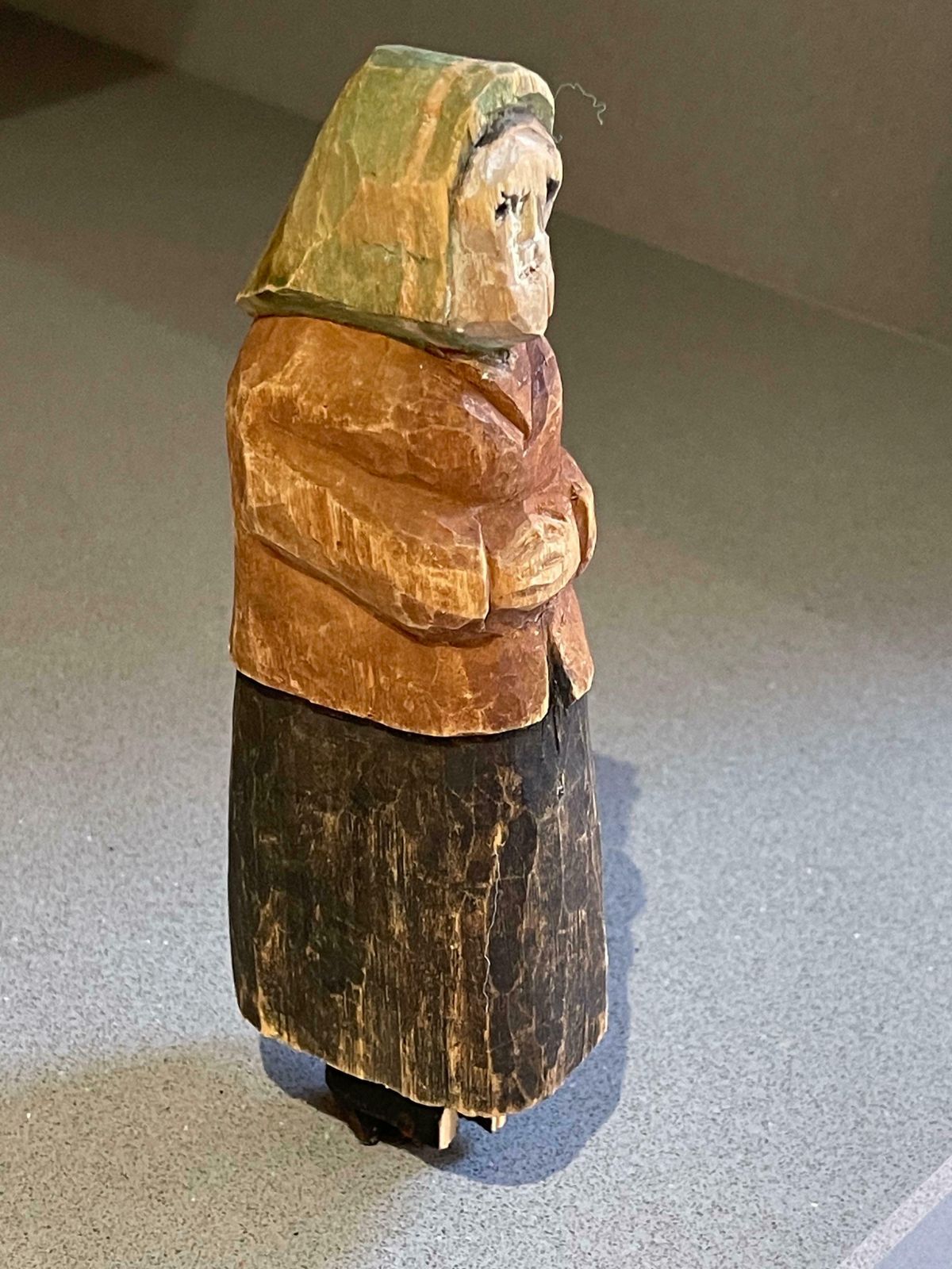 Wooden Carving Human Sculpture Rustic Dressed Antique Decorative Woman Figurine photo Home Decor