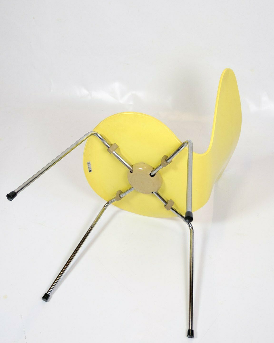 Set Of 6 Seven Chairs Model 3107 Lacquered In Yellow Paint By Arne Jacobsen For Fritz Hansen From 1990s photo vintage