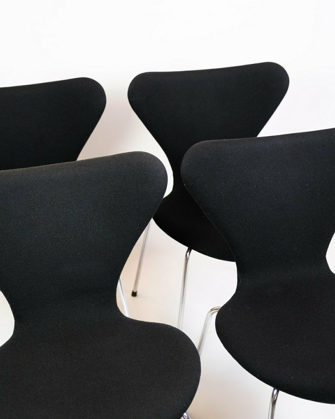 Set Of 4 Seven Chair Model 3107 Original Upholstered In Black Fabric By Arne Jacobsen For Fritz Hansen photo furniture