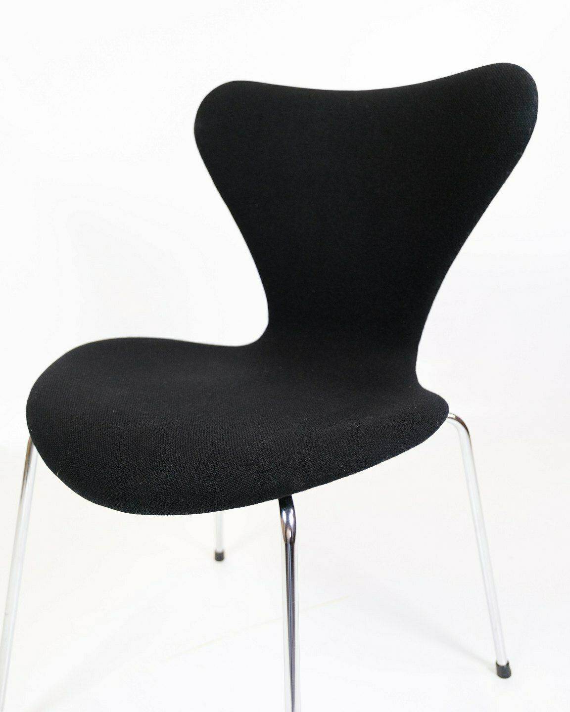 Set Of 4 Seven Chair Model 3107 Original Upholstered In Black Fabric By Arne Jacobsen For Fritz Hansen photo Furniture