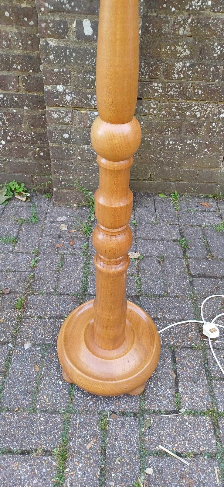 Chunky Yet Elegant Turned Elm Standard Lamp Ercol Style In Great Condition And Working. Free Hand Delivery. photo Lighting