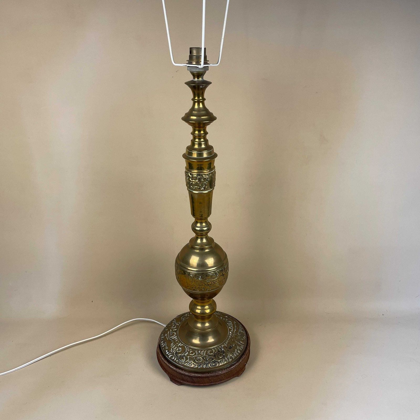 Vintage Brass Gold Lamp Oriental Asian Antique Large Ornate Round Wood Base Table Lamp Desk Light Bedside Old photo furniture