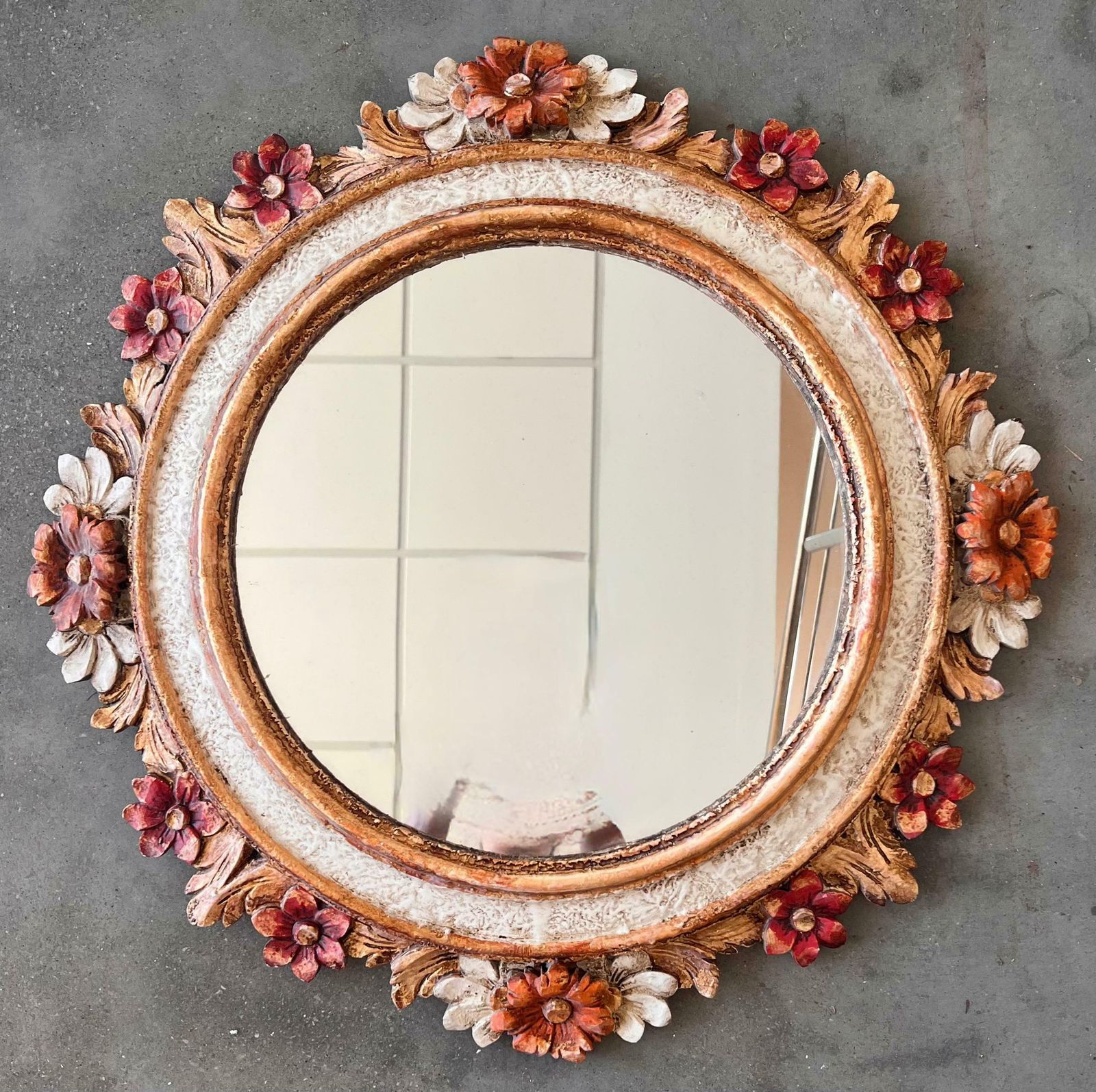 Miroir mural français en bois polychrome à fleurs en relief, années 1960 photo for sale