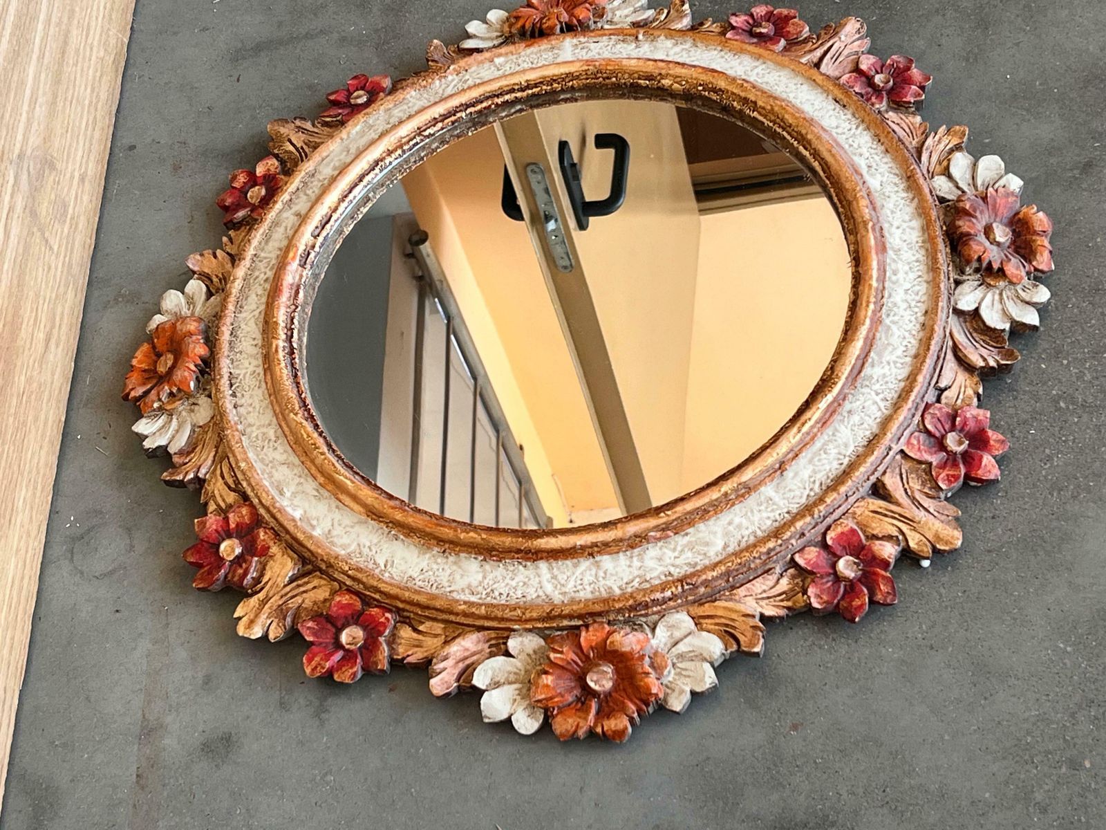 Miroir mural français en bois polychrome à fleurs en relief, années 1960 photo buy