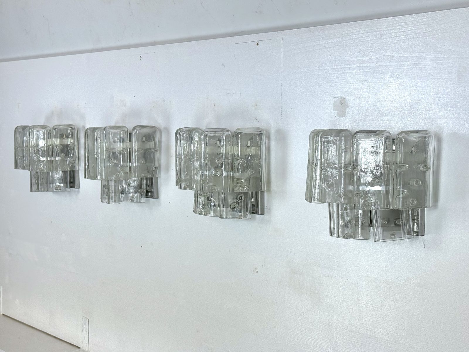 photo furniture Vistosi Manner, Set Of Four Clear Murano Glass Elements Sconces. Italy 1970s