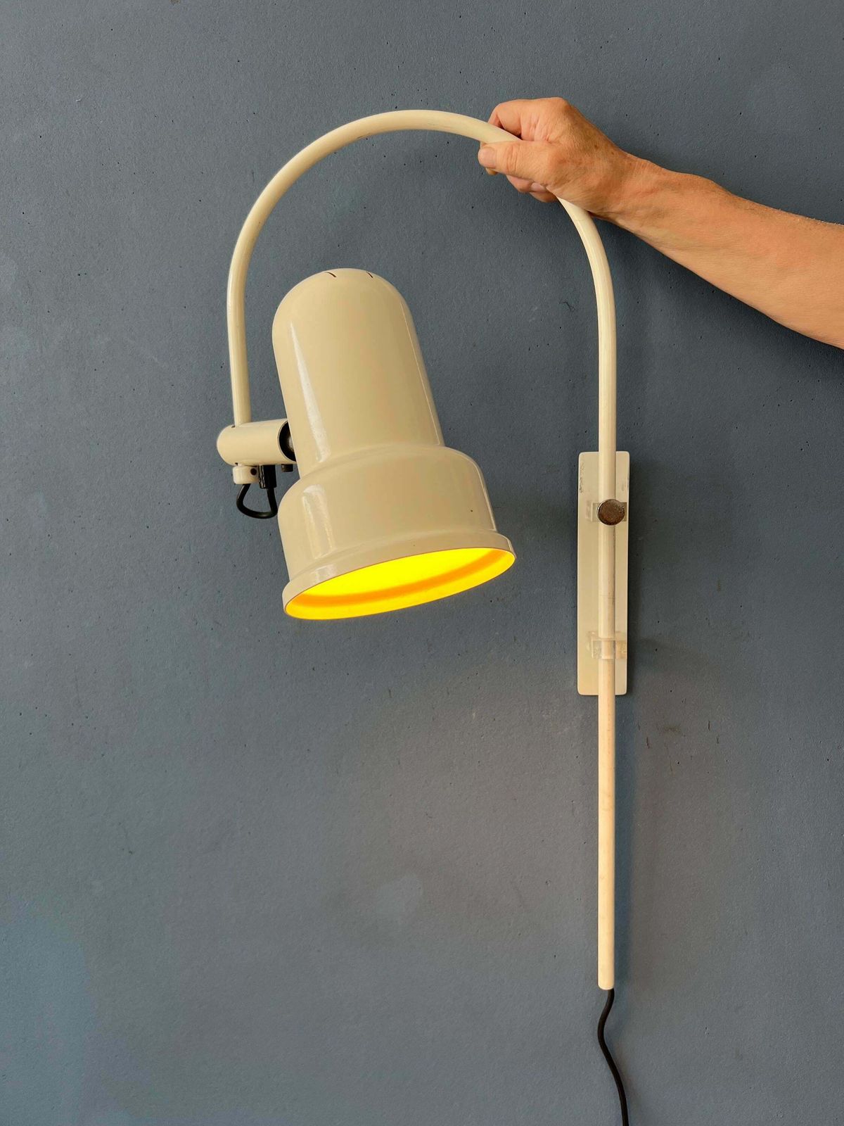 Beige Mid Century Anvia Boogwandlamp photo for sale