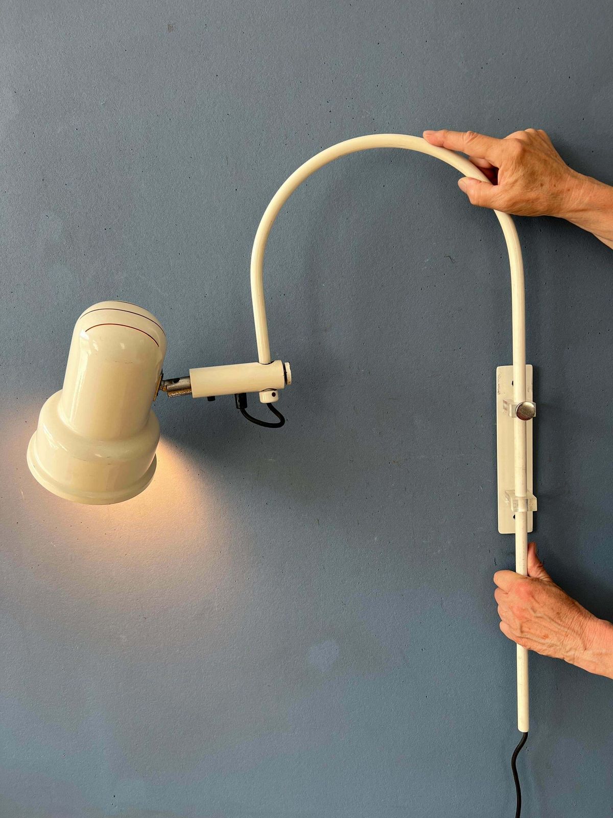 Beige Mid Century Anvia Boogwandlamp photo Verlichting