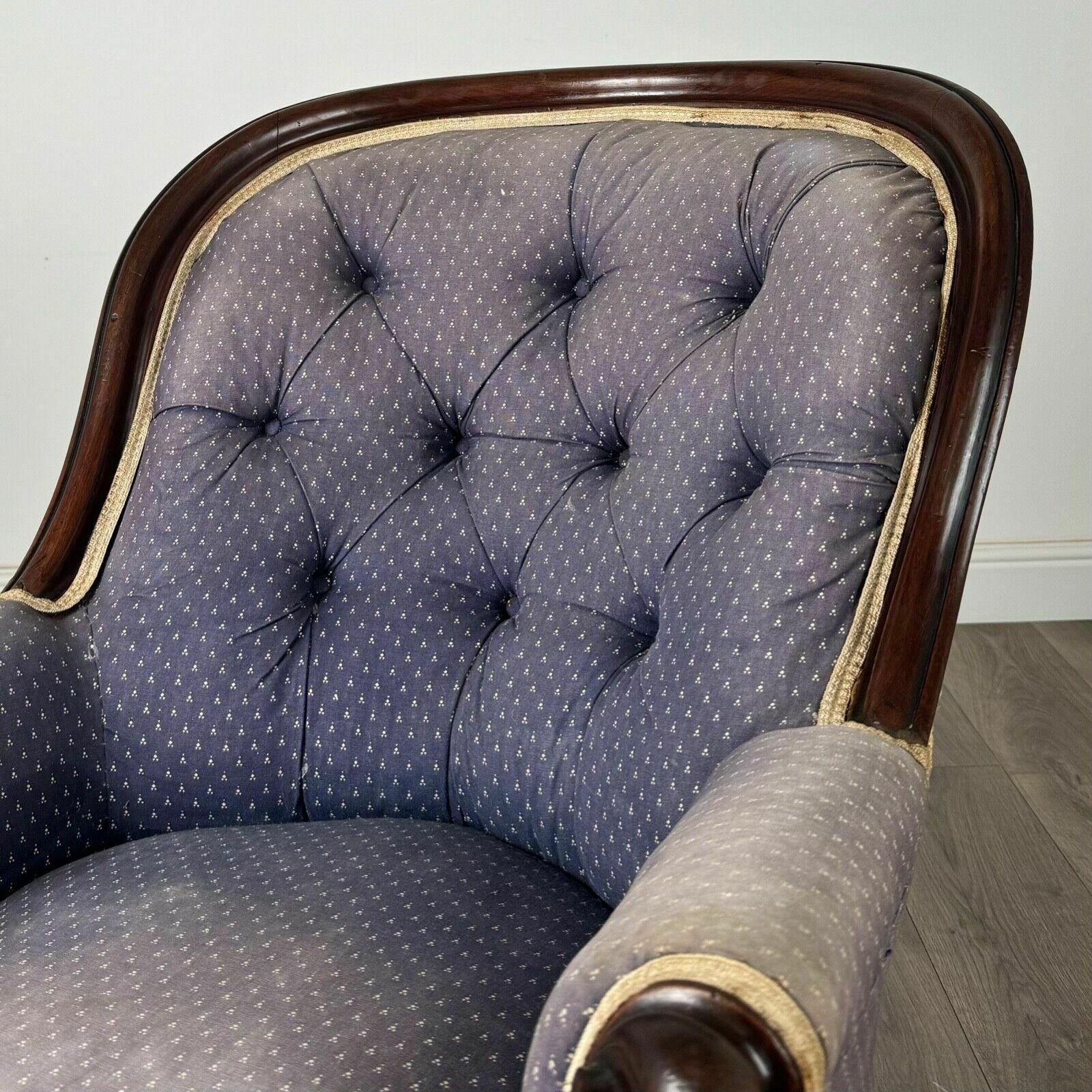 photo furniture Antique 19th Century Button Back Armchair In Mahogany