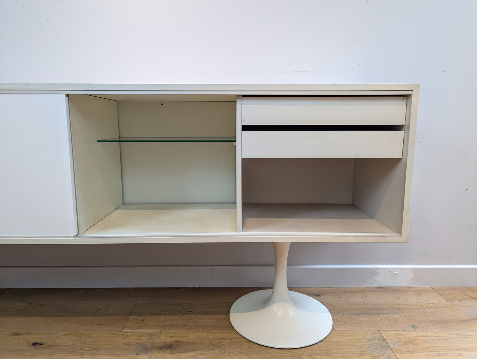 A Mid Centutry Space Age Sideboard With White Sliding Doors   Arkana Era photo vinterior