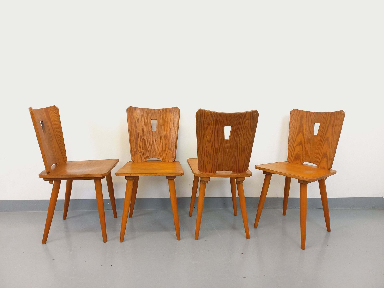 4 chaises brutalistes en hêtre et pin photo furniture
