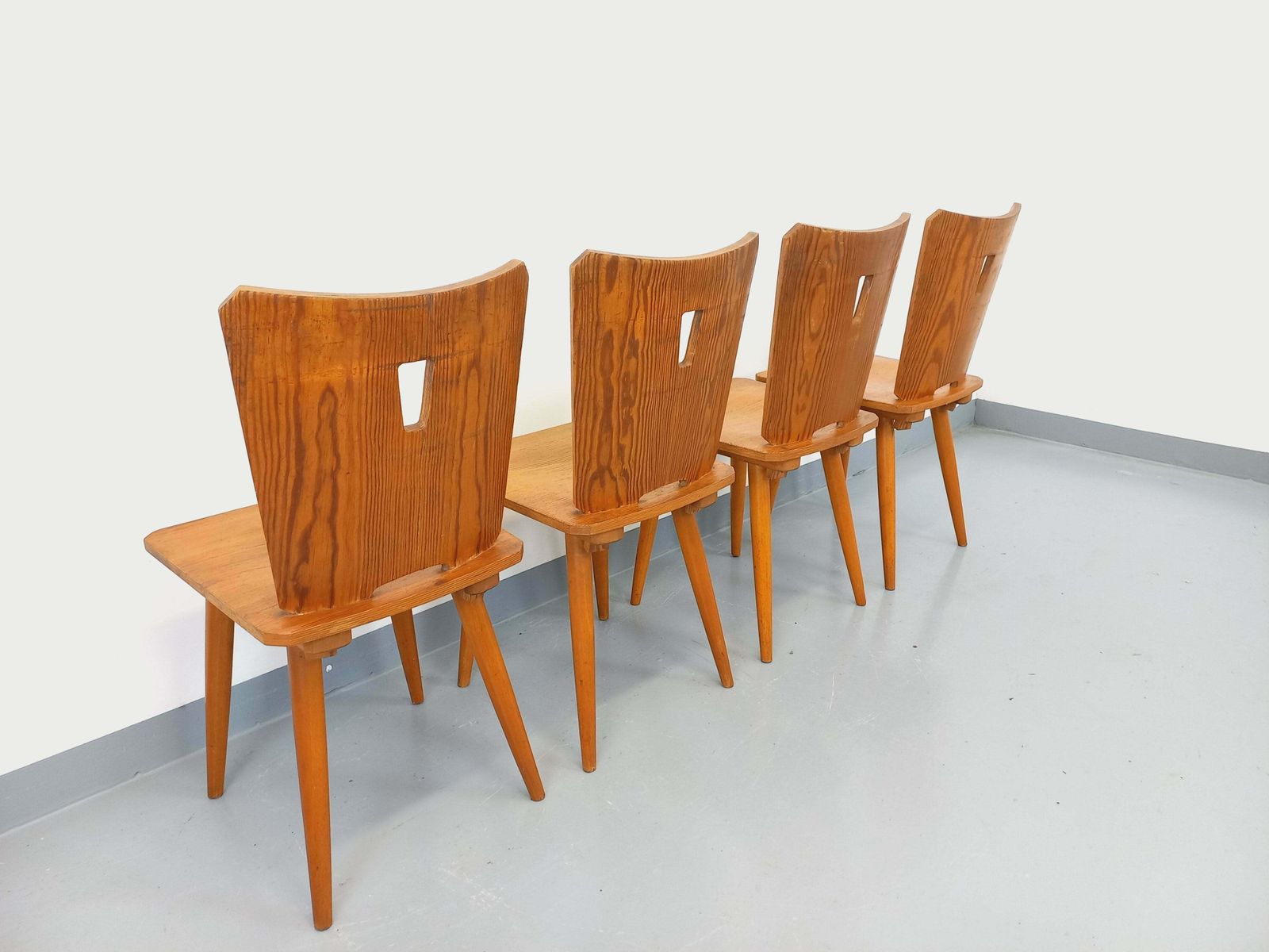 4 chaises brutalistes en hêtre et pin photo Mobilier