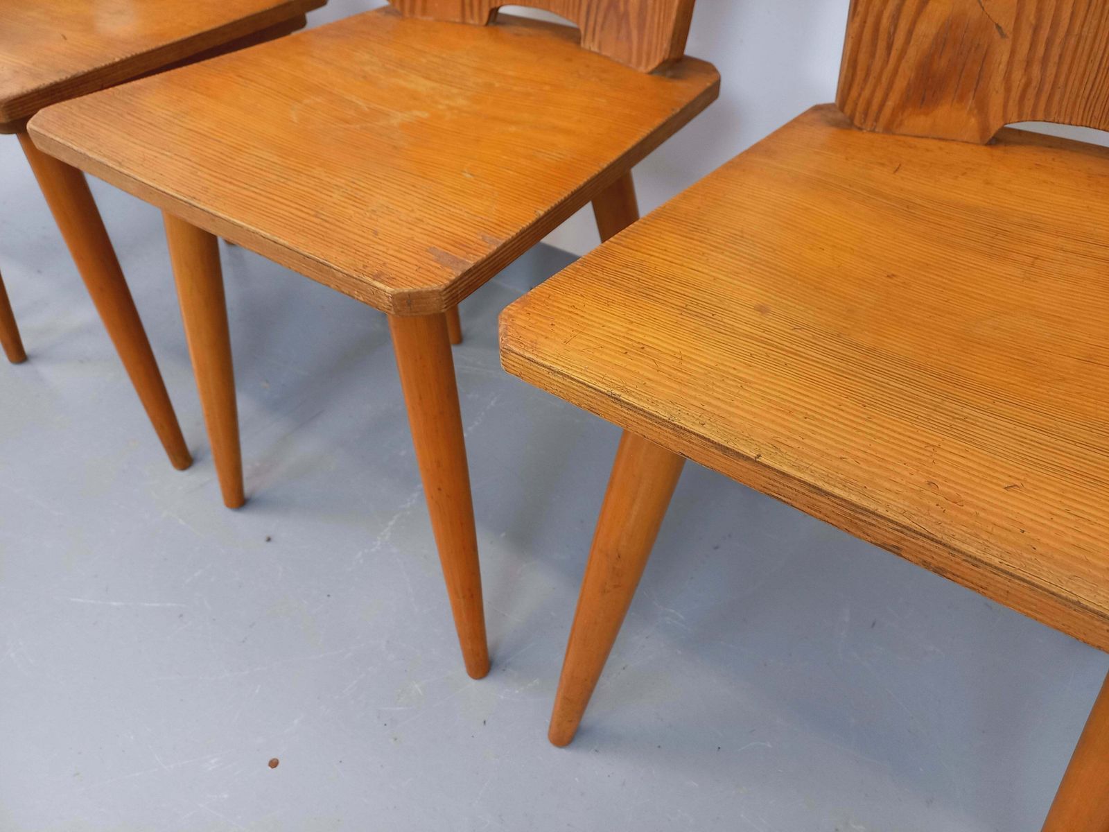 4 chaises brutalistes en hêtre et pin photo vintage