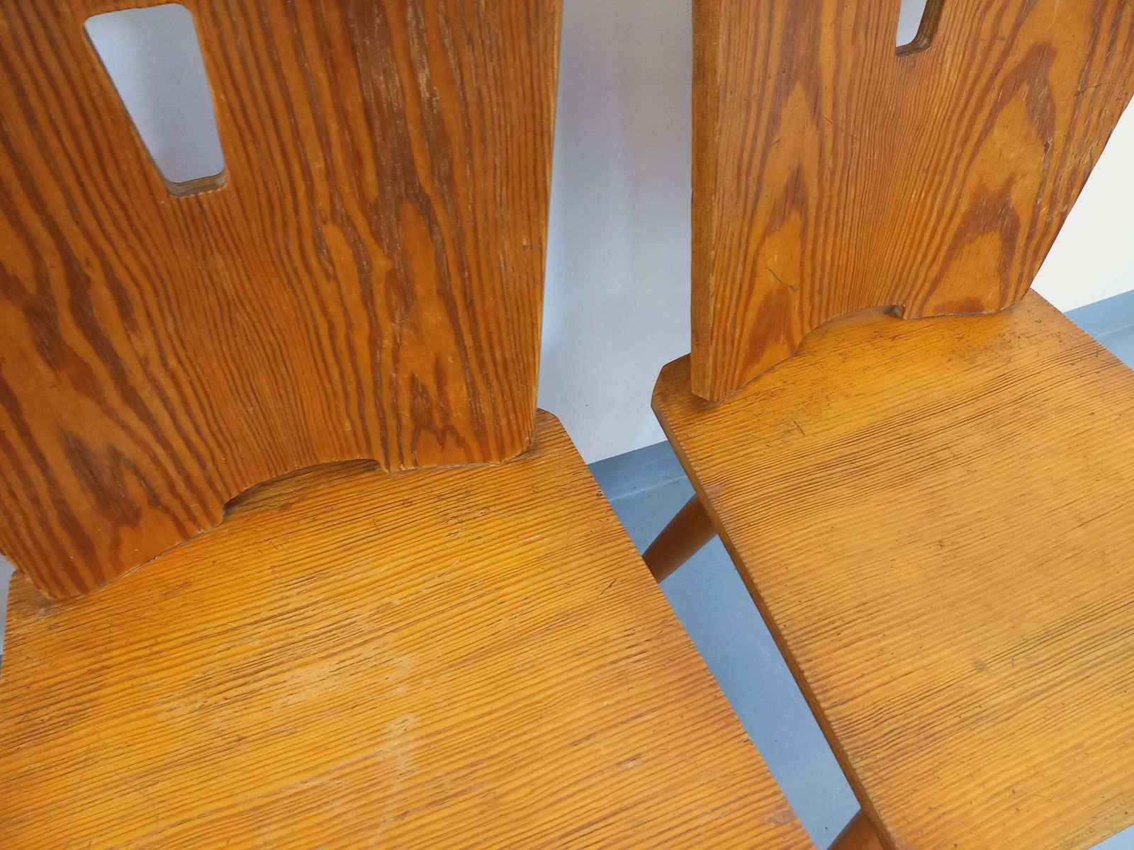 photo buy 4 chaises brutalistes en hêtre et pin