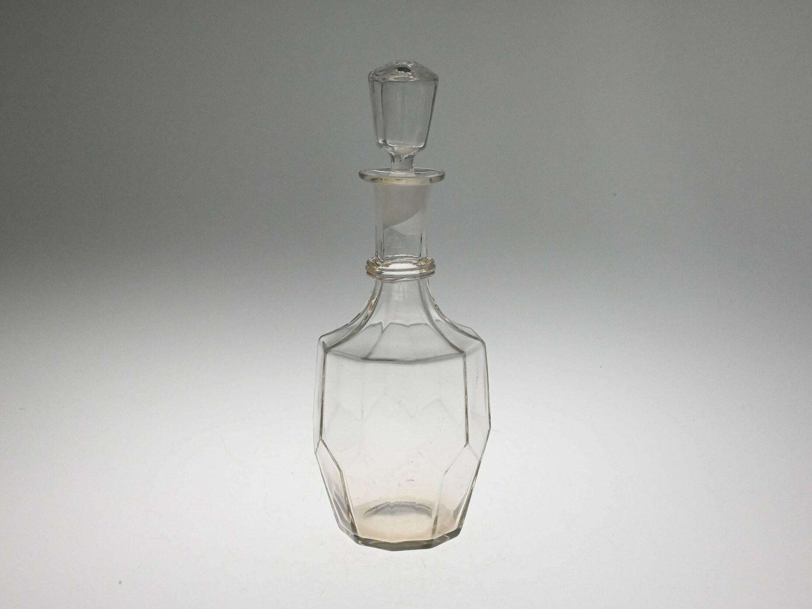 Glazen likeurkaraf, vintage glas, antiek glaswerk, mid-century karaf, karaf, Tsjechische karaf, glazen karaf, drankkaraf photo for sale
