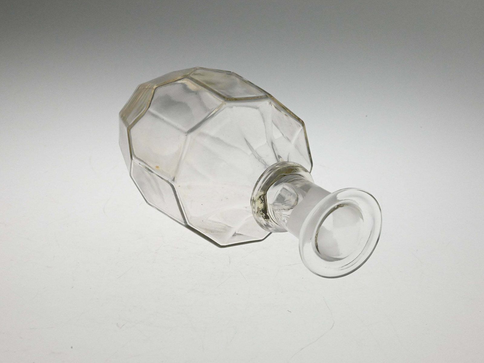 Glazen likeurkaraf, vintage glas, antiek glaswerk, mid-century karaf, karaf, Tsjechische karaf, glazen karaf, drankkaraf photo vinterior