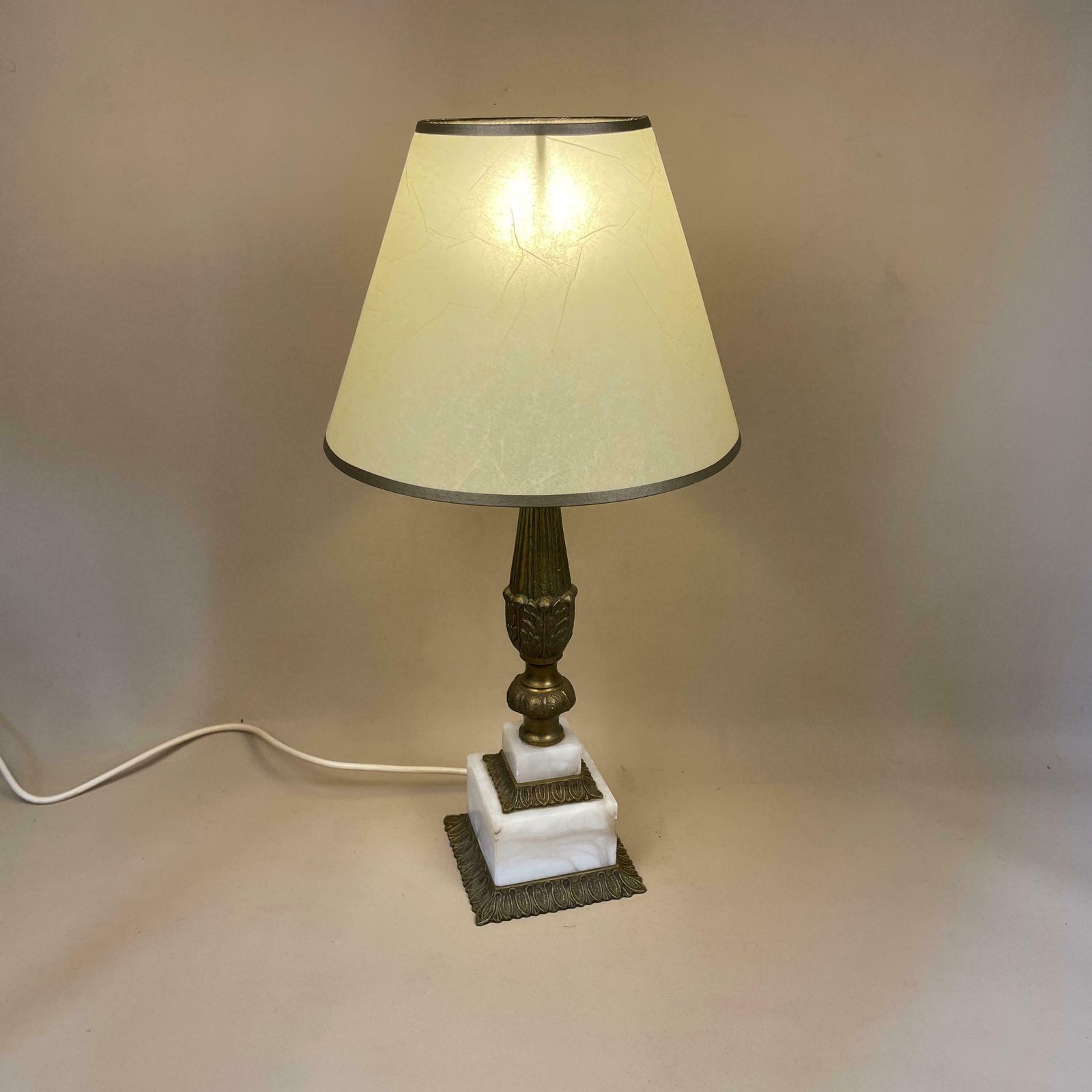 photo furniture Onyx Marble & Gold Brass Lamp Light Bedside Side Table Desk Square Base Ornate White Stone Pillar Lampshade Vintage Antique