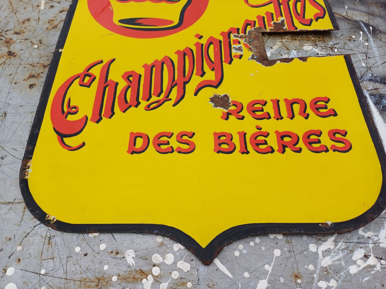 photo furniture Champigneulles Queen Of Beers Enamel Plate