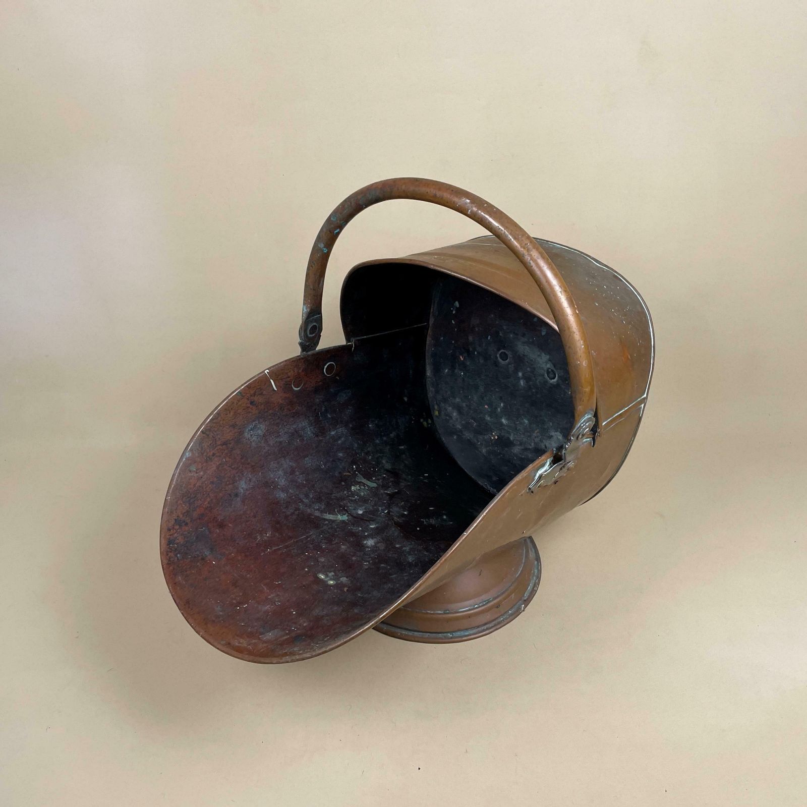 Antique Metal Copper Coal Bucket Handle Fireside Fire Side Scuttle Helmet Farmhouse Cottage Aged Patina Vintage Fireplace Logs Tools photo 55.0