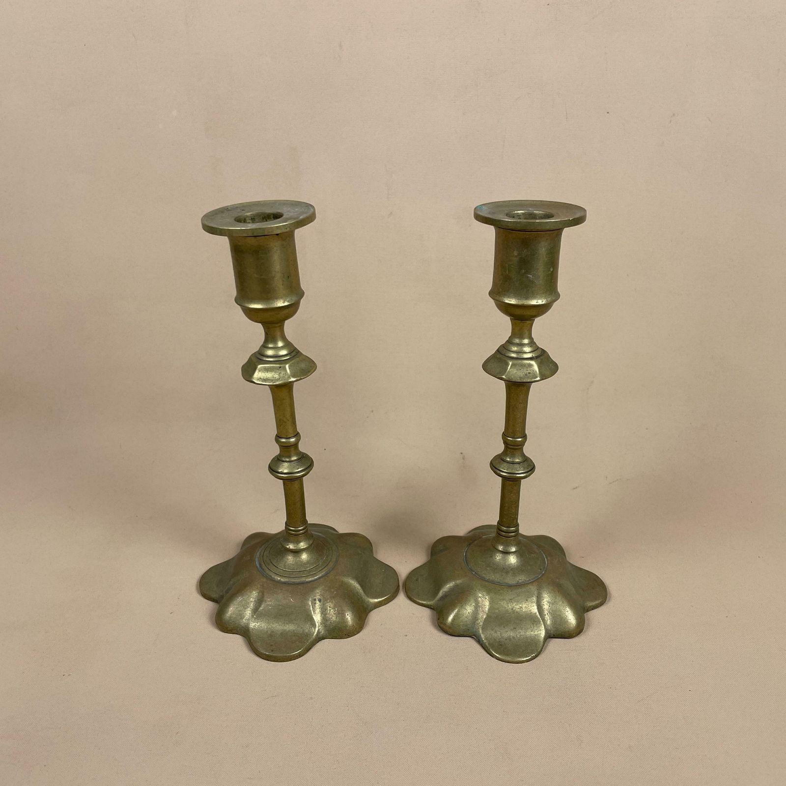Antique Matching Pair Of Gold Brass Metal Candlestick Candle Stick Vintage Column Taper Dinner Candlesticks Scallop Base Column Pillar