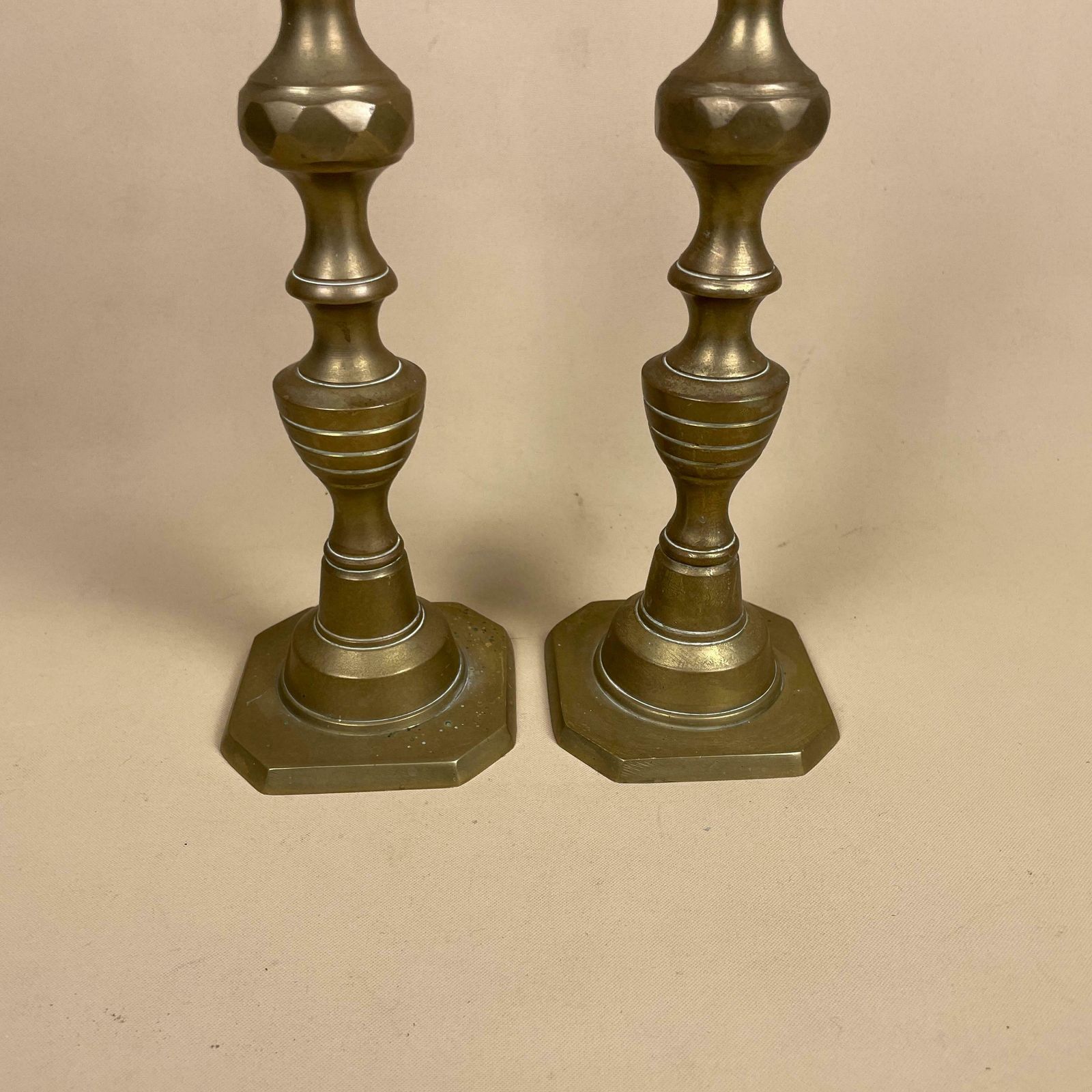 Antique Matching Pair Of Gold Brass Metal Candlestick Candle Stick Vintage Column Taper Dinner Candlesticks Column Pillar Set England photo Home Decor