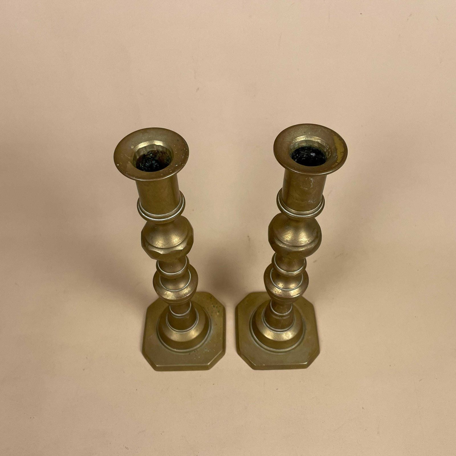Antique Matching Pair Of Gold Brass Metal Candlestick Candle Stick Vintage Column Taper Dinner Candlesticks Column Pillar Set England photo vinterior