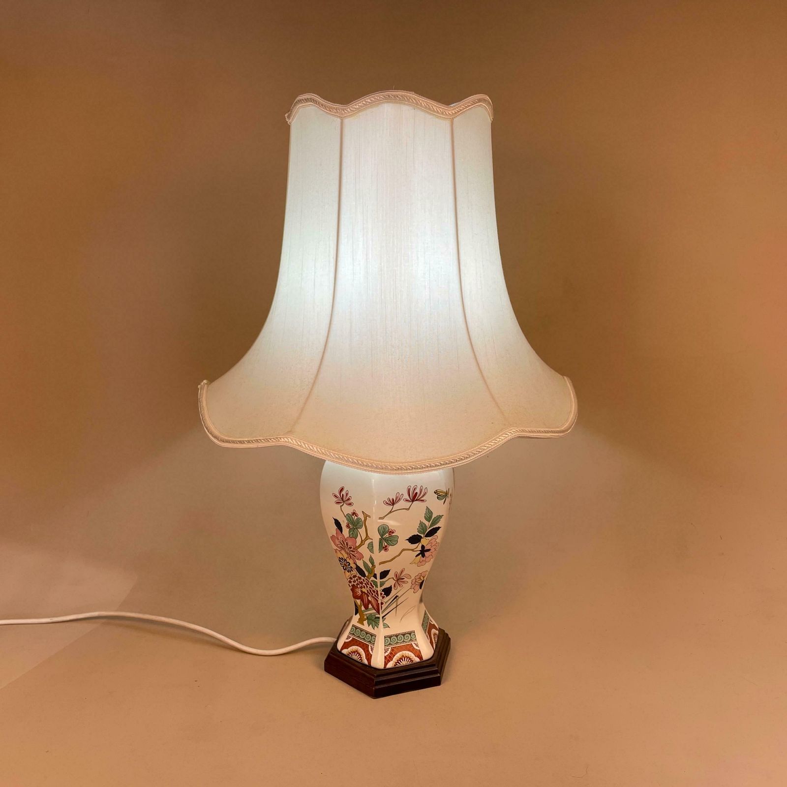 Ceramic Floral Lamp Light Bedside Table Desk Oriental White Shade Wood Base Hand Painted Floral Vintage Antique Wooden Hexagon Base photo vintage