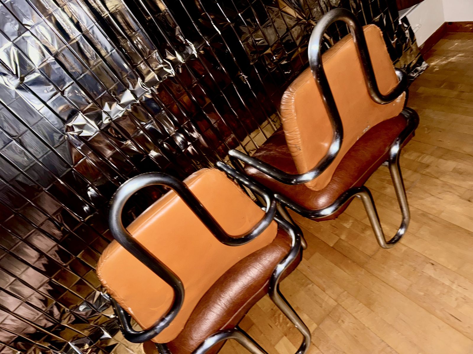 photo furniture Pair Of Kwok Hoi Chan Chairs In Leather And Tubular Steel, For Steiner, C. 1970