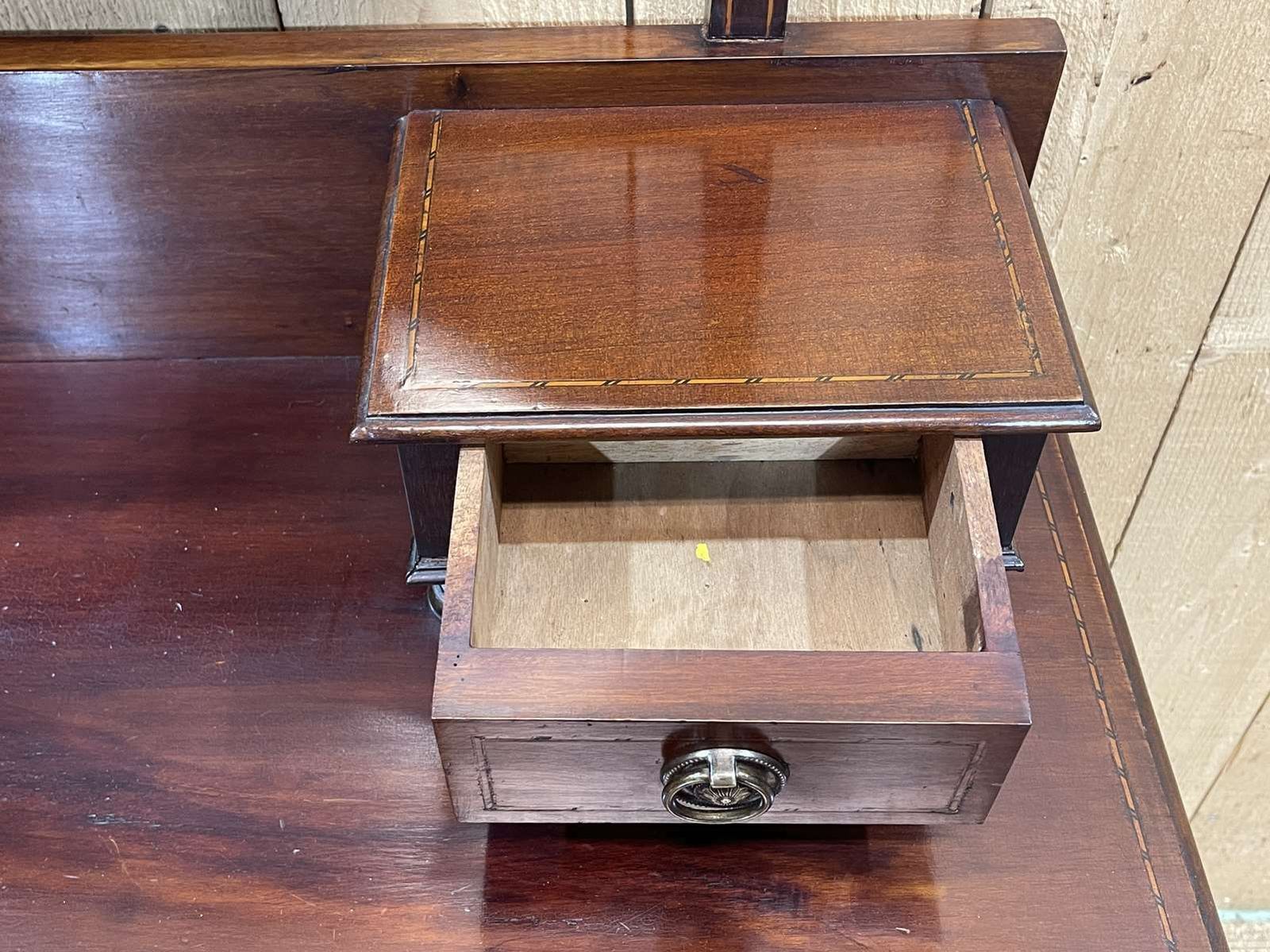 photo vinterior English Dressing Table From The 1930s In Mahogany