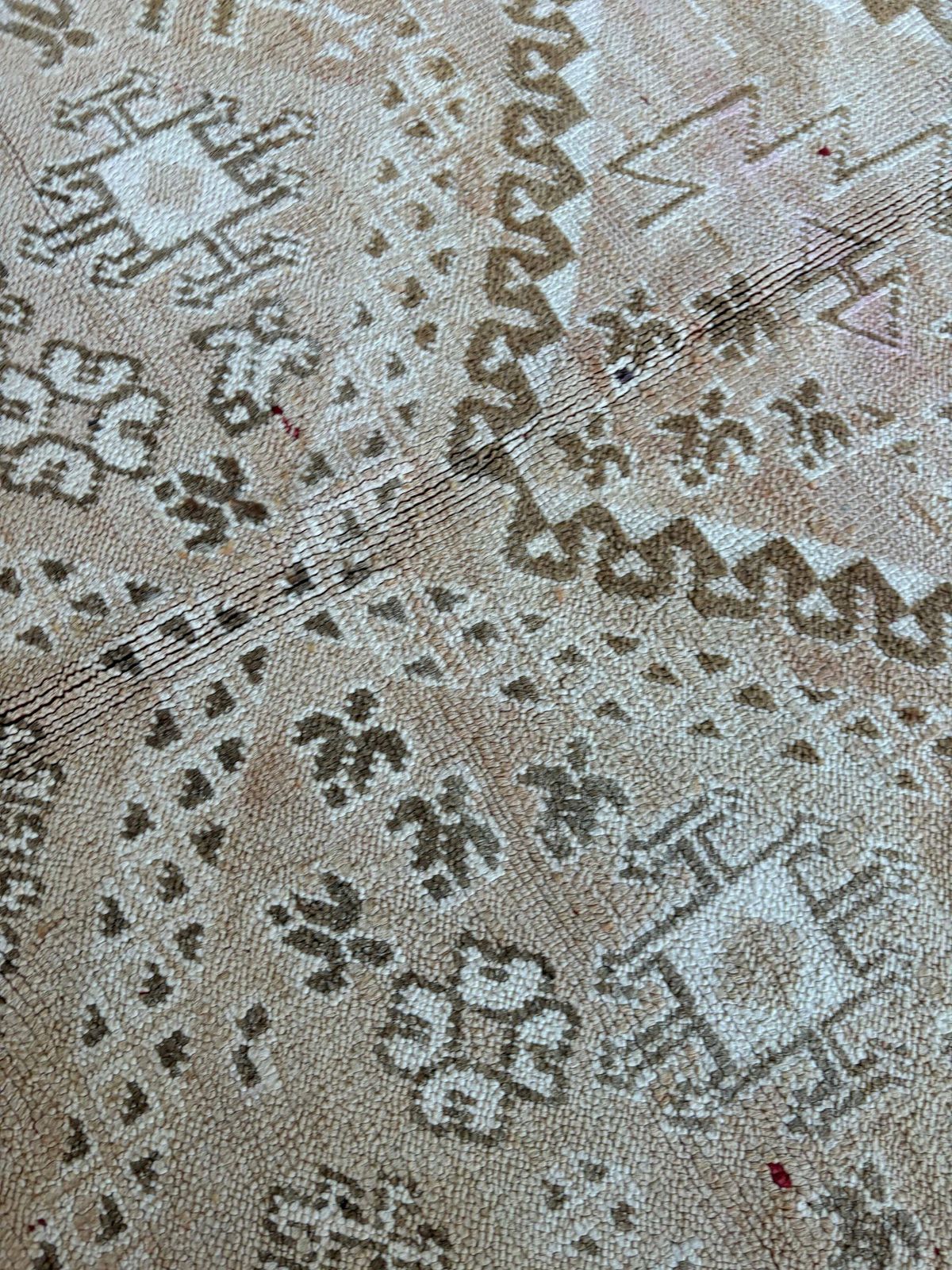 Boho Chic Marokkaans Wollen Vloerkleed 155x260 Cm – Geel Berber Tapijt | Vintage Marokkaans Boujad Wollen Vloerkleed – Handgeweven, Levendig Geometrisch Dessin photo vintage
