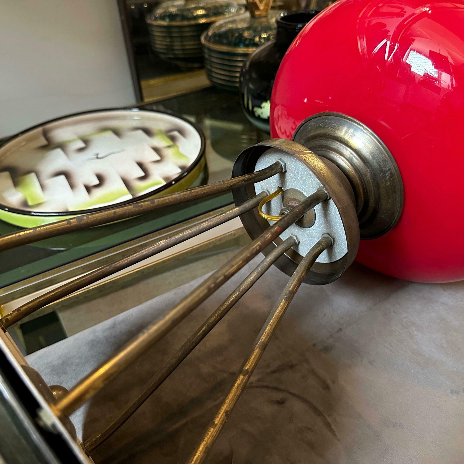 photo vintage 1950s Stylish Mid Century Modern Brass And Red Glass Italian Table Lamp