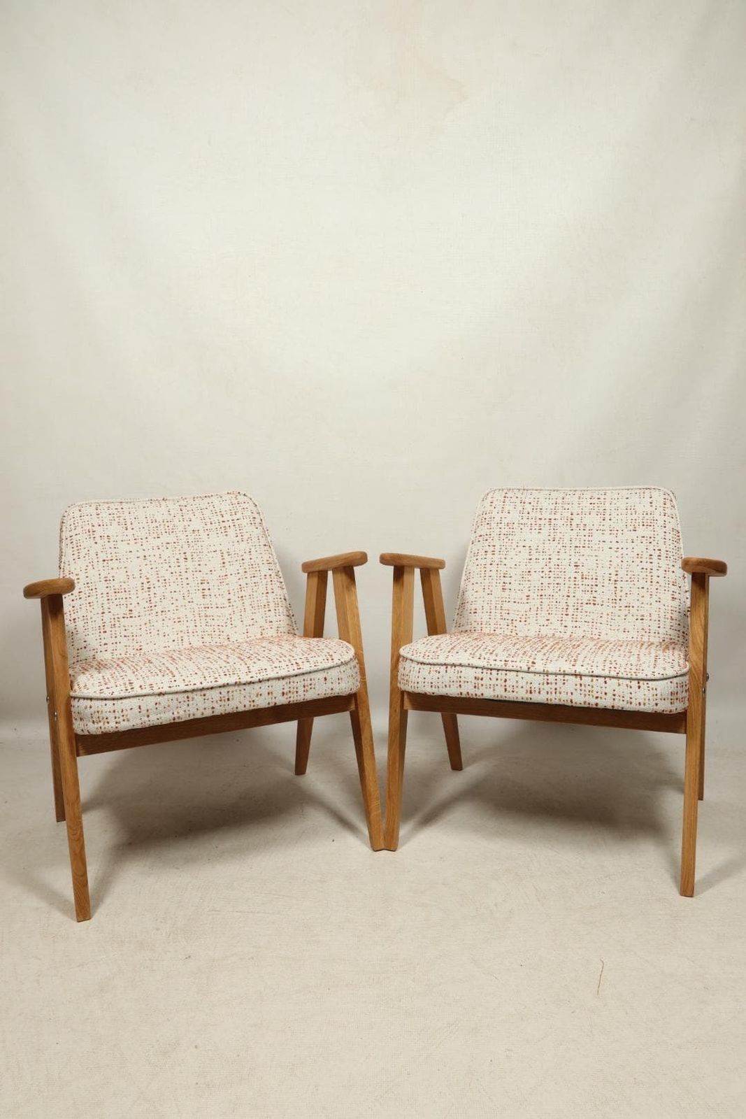 Space Age Fauteuils Set Van 2 Eikenhout Witte Bouclé Oranje Stippen Van Chierowski photo for sale