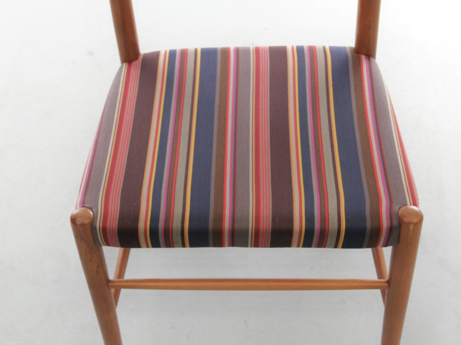 photo vinterior Mid Century Modern Scandinavian Set Of 4 Chairs By Yngve Ekström.