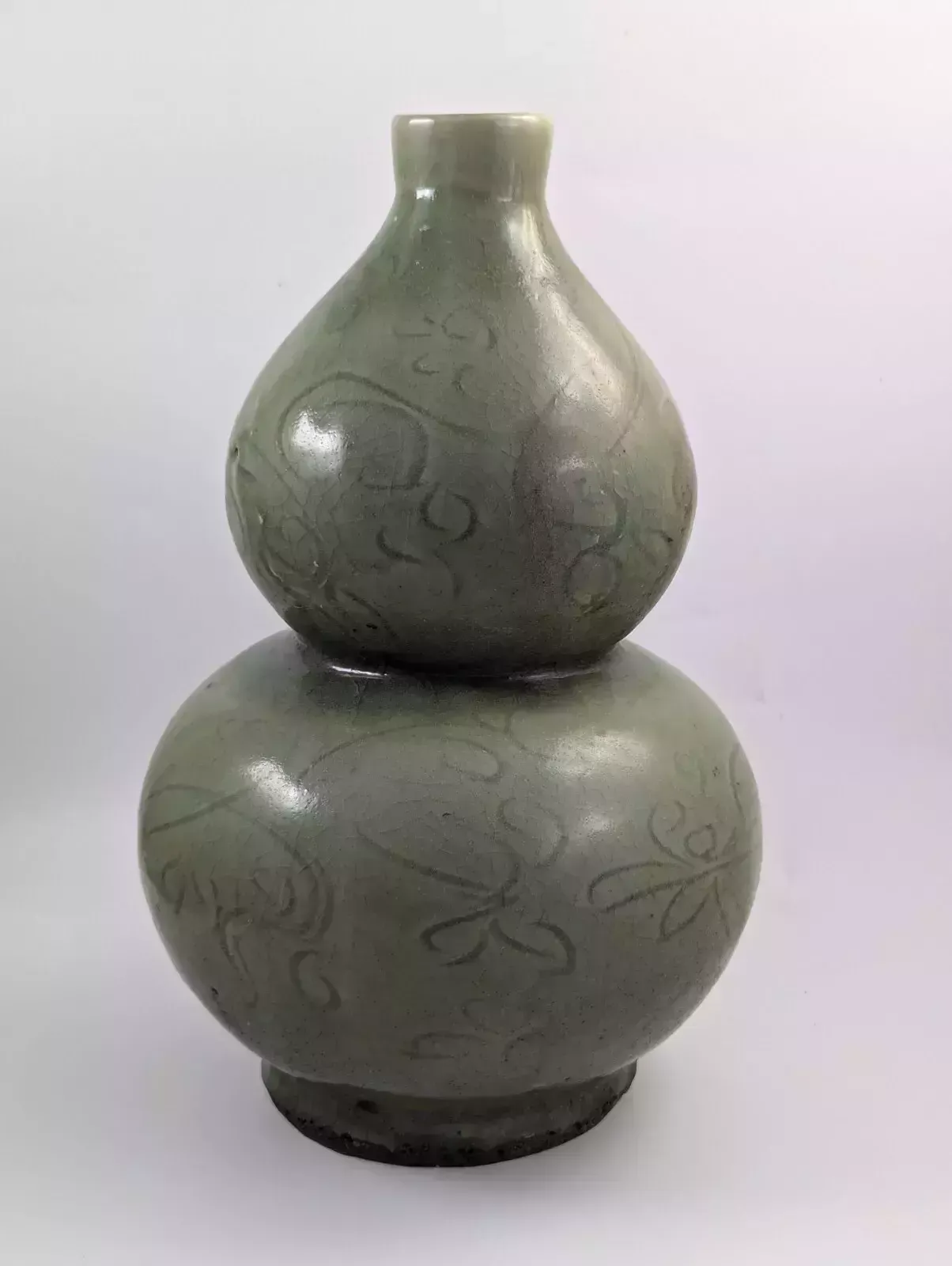 Chinese Longquan Earthenware Green Double Gourd Vase, Song Dynasty. photo Home Decor