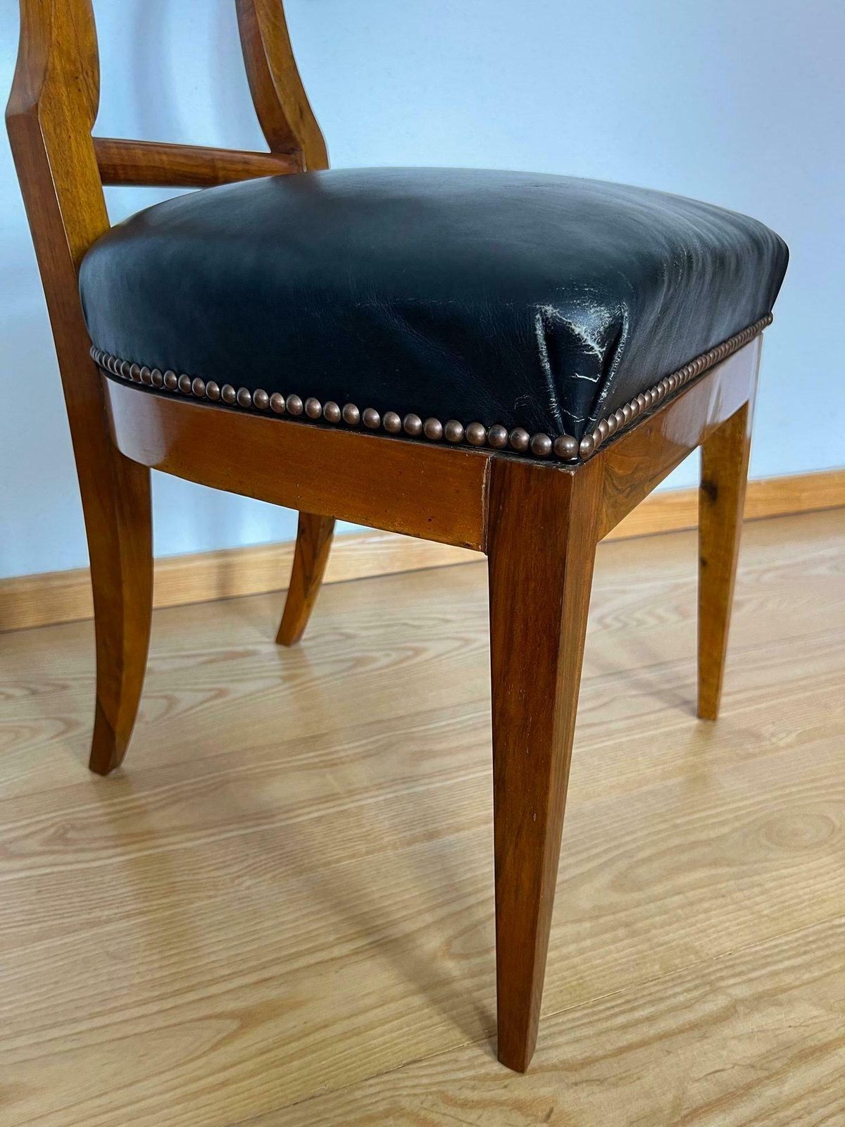 photo vinterior Biedermeier Shovel Chair, Walnut Veneer, Black Leather, Austria Circa 1820